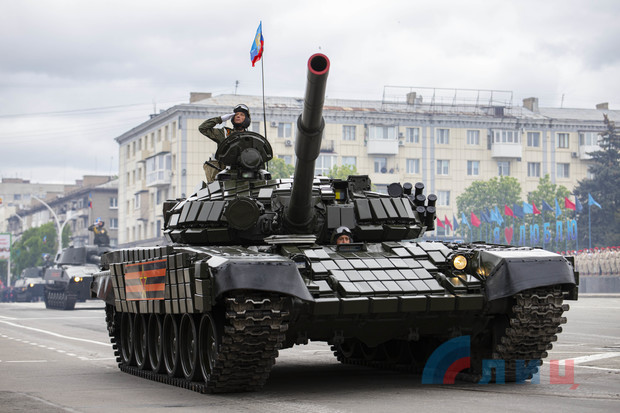 В Параде Победы в Луганске приняли участие около двух тысяч человек и более 100 единиц техники (фото).
