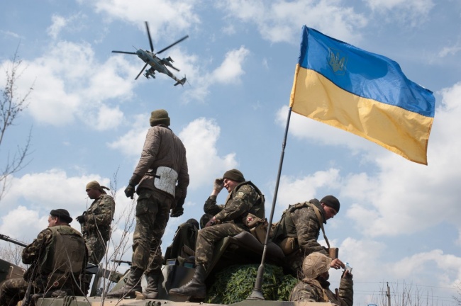 Боевики повредили повредили крышу и остекление дома в поселке городского типа Новотошковское для фейка об обстреле со стороны ЛНР