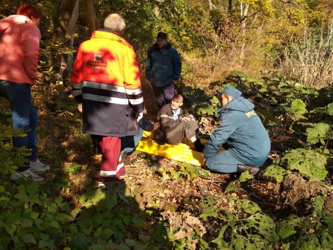 В Ровеньках спасатели вытащили из оврага 32-летнего мужчину. После застолья побежал, упал, сломал ноги.