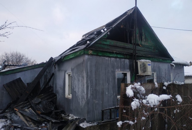 В Ровеньках в пос. Дарьевка, ул. Линейная местный житель спас из огня своего пожилого соседа