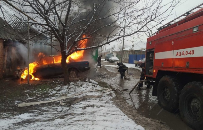 В Луганске на ул. Пешкова сгорел припаркованный возле дома автомобиль ВАЗ