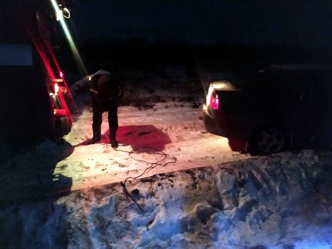 Славяносербские спасатели вытащили автомобиль Chery Amulet, в котором находилось двое детей. Он увяз на грунтовой дороге возле села Весняное.