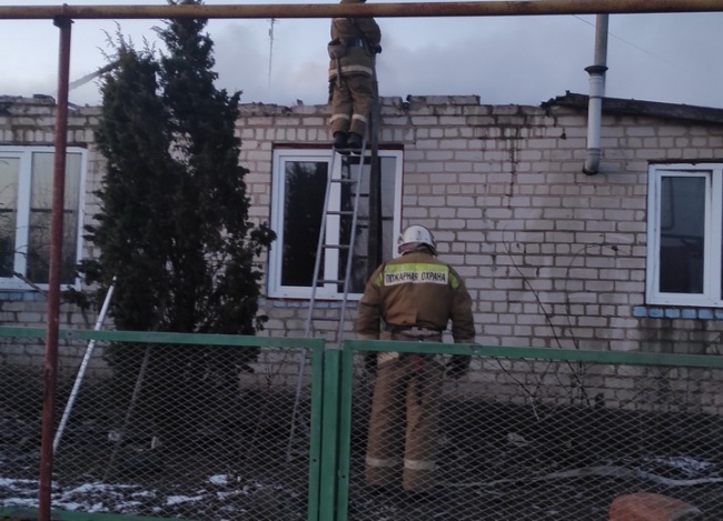 В Свердловске в с. Астахово после пожара семья осталась без крыши над головой