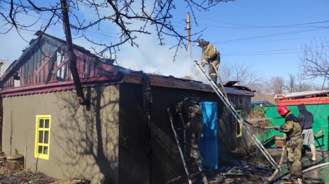 В Перевальском районе в пгт Городище от огня спасли жилой дом