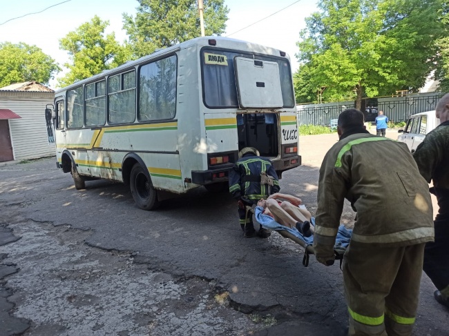 В Стаханове вследствие артобстрела со стороны нацистов из Украины загорелся хоспис, откуда спасатели эвакуировали 29 пациентов