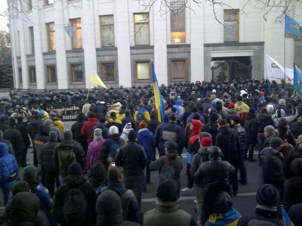 Под Верховной Радой не утихают митинги