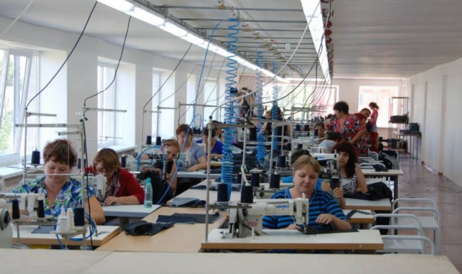 "Глория Джинс" успешно реализует продукцию и обеспечена сырьем для пошива одежды