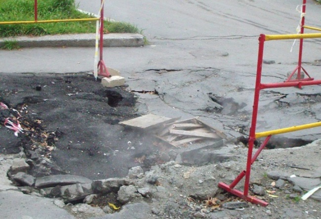 В Черкасах в центре города провалились тротуары