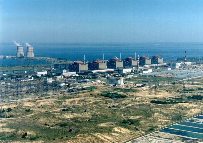 Пятый энергоблок на Запорожской АЭС является "пилотным" - туда завезена первая партия ядерного топлива из США. Эксперты бьют тревогу.