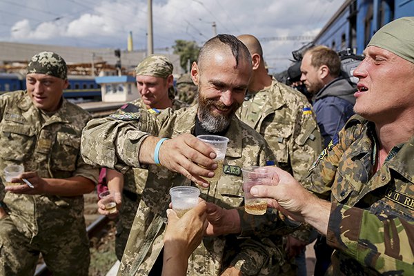 Из-за повального пьянства в армии, в Запорожье запретили продажу алкоголя военным