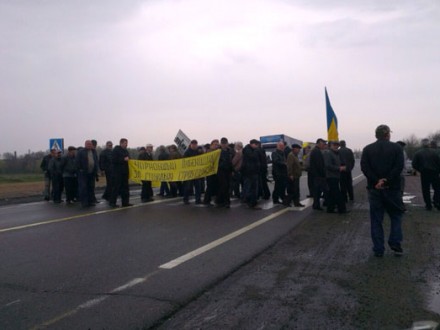 В Полтавской области митингующие перекрыли трассу. Требуют выплаты пенсий и возвращения льгот чернобыльцам.