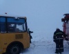 Спасатели отбуксировали пассажирский автобус из снежного заноса в Свердловске