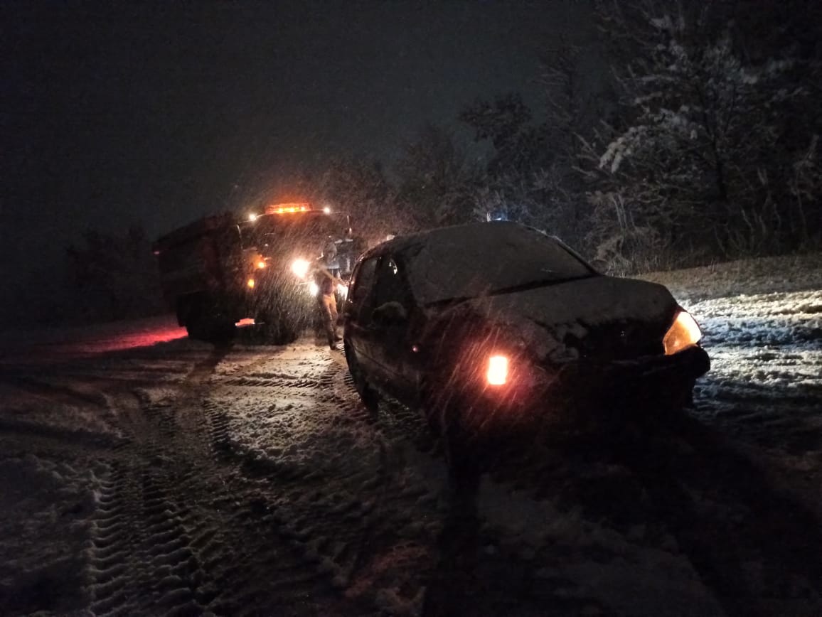 Спасатели Стаханова помогли автолюбителям, чьи автомобили съехали угодили в кювет. (фото)